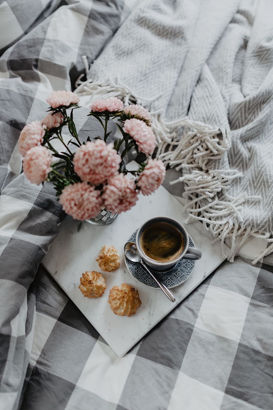 Blue pillows on a carpet, coffee, morning, break, scandi, bed HD wallpaper