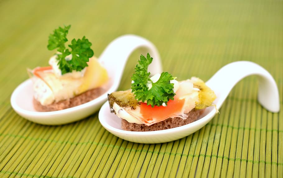 Food on White Ceramic Spoon, amuse gueule, appetizer, bamboo mat HD wallpaper