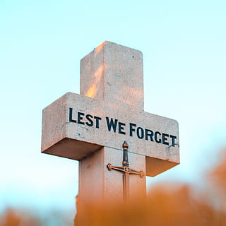 Lest We Forget Cross, memorial, remembrance day, sign, text, sky HD wallpaper