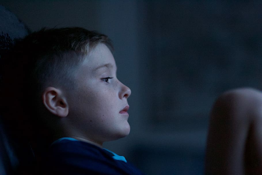 boy leaning on black wall, person, human, child, darkness, manchester HD wallpaper