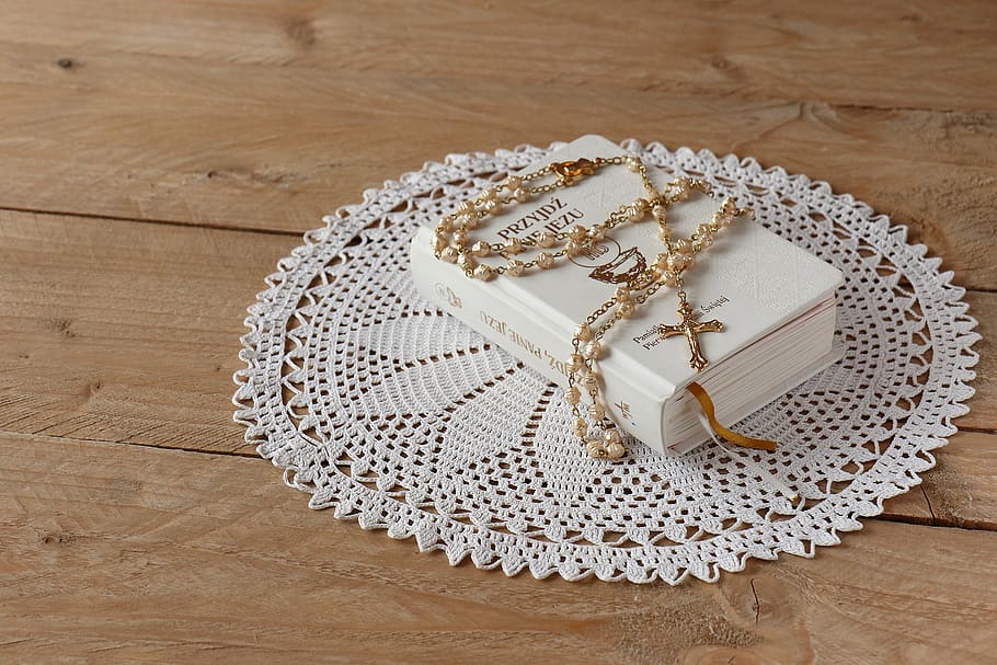 Close-up View of Bible And Rosary, design, devotion, faith, pray HD wallpaper