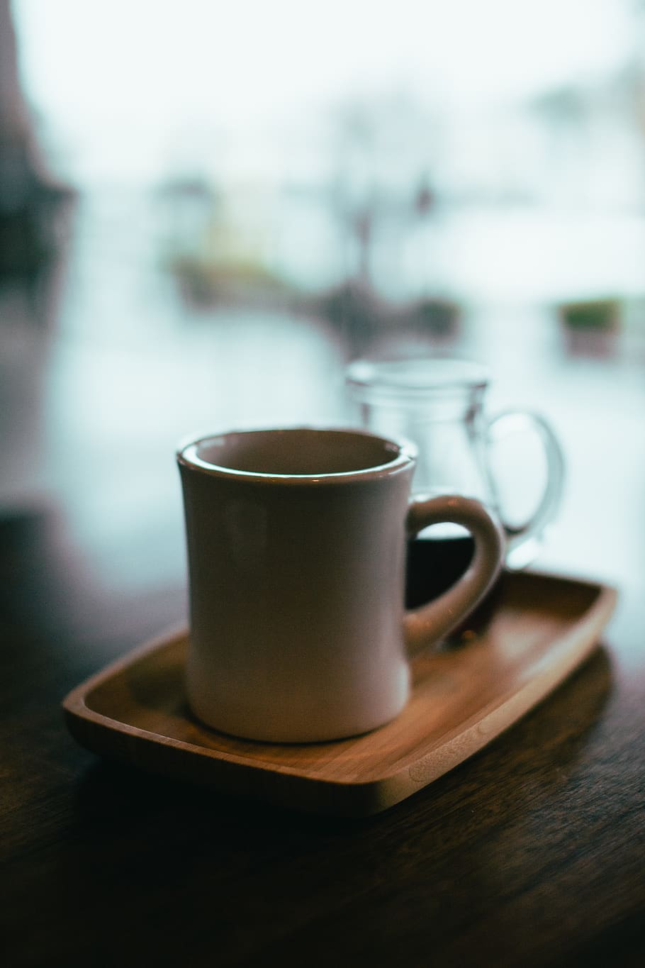 cup, mug, coffee, tea, plate, wood, restaurant, cafe, table HD wallpaper