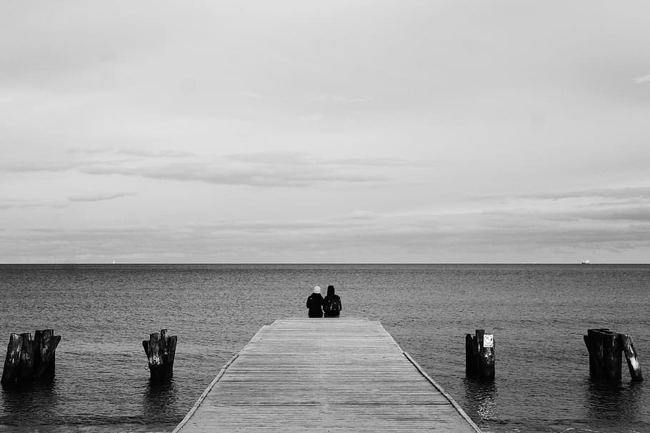 Grayscale Photography of Couple Sitting on Wood Dock, beach, black-and-white HD wallpaper