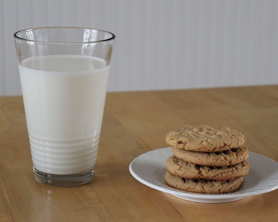 Cenar un vaso de leche con galletas engorda