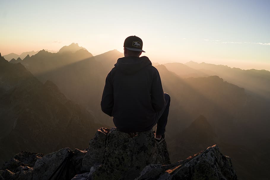 Man Sitting on the Mountain Edge, chill, guy, high tatras, hiker, HD wallpaper