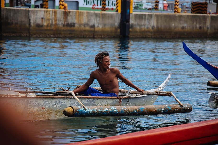 Man in Blue Shorts on Gray Boat, canoe, daytime, floating, outdoors HD wallpaper