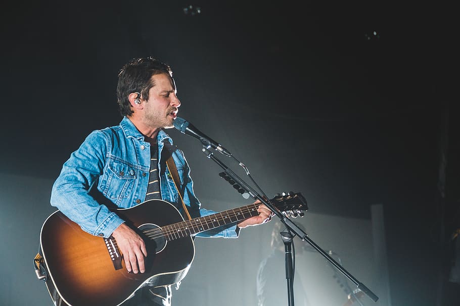 man using guitar while performing on stage, music, musician, musical instrument HD wallpaper