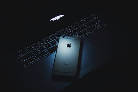 Dark MacBook and iPhone, technology, computer equipment, computer keyboard HD wallpaper