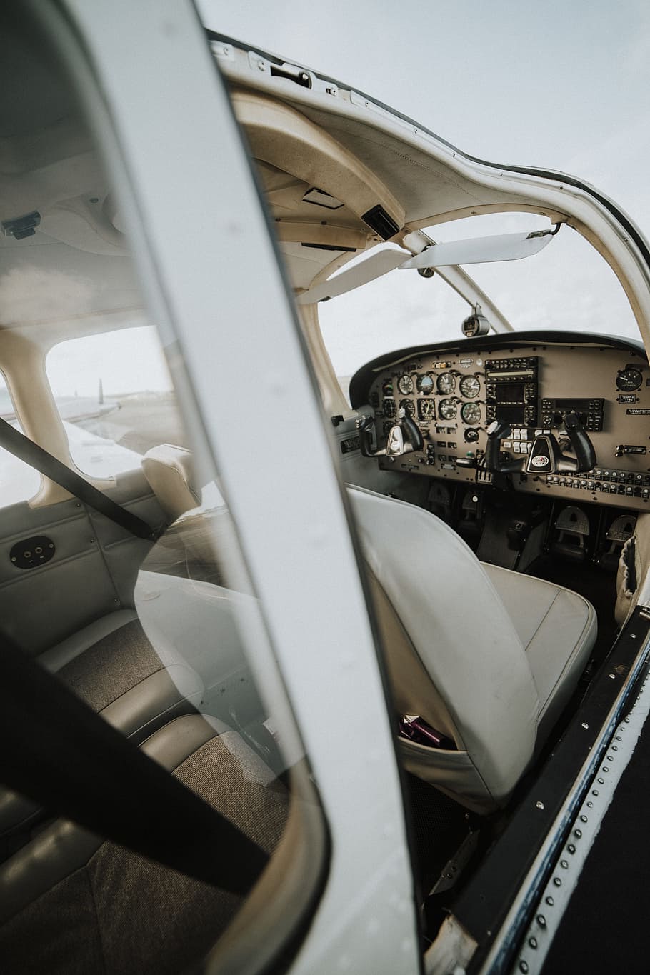 close-up photography of white plane seat, console, fly, flight HD wallpaper