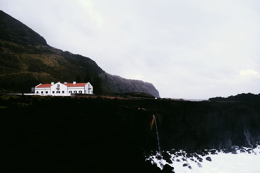 White and Brown House Near Body of Water, beach, cliff, daylight HD wallpaper