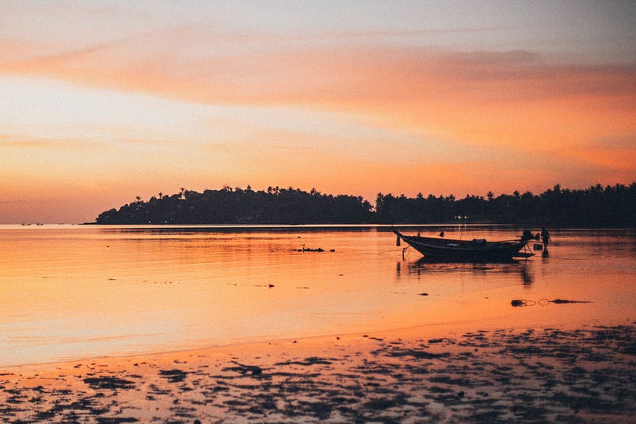 Пляж рассвет Астрахань. Море рассвет пляж лодки. Dawn Beach.