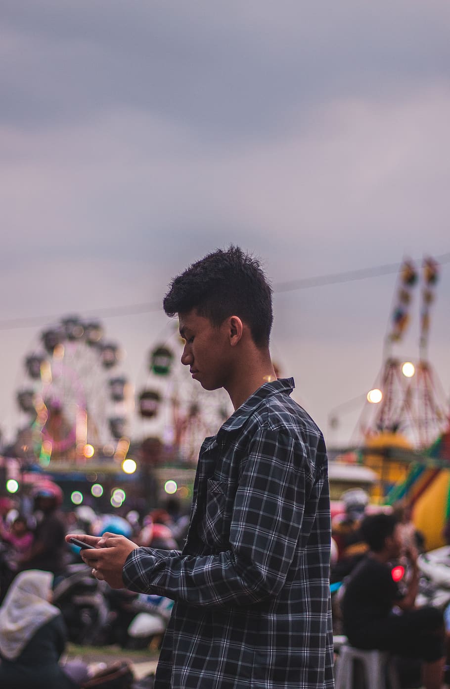 Man Using Smartphone, blurred background, carnival, crowd, dark HD wallpaper