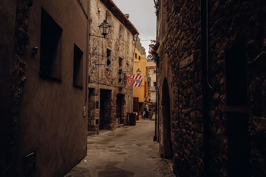 Alleyway Photo, architecture, building, city, cobblestone, daylight HD wallpaper