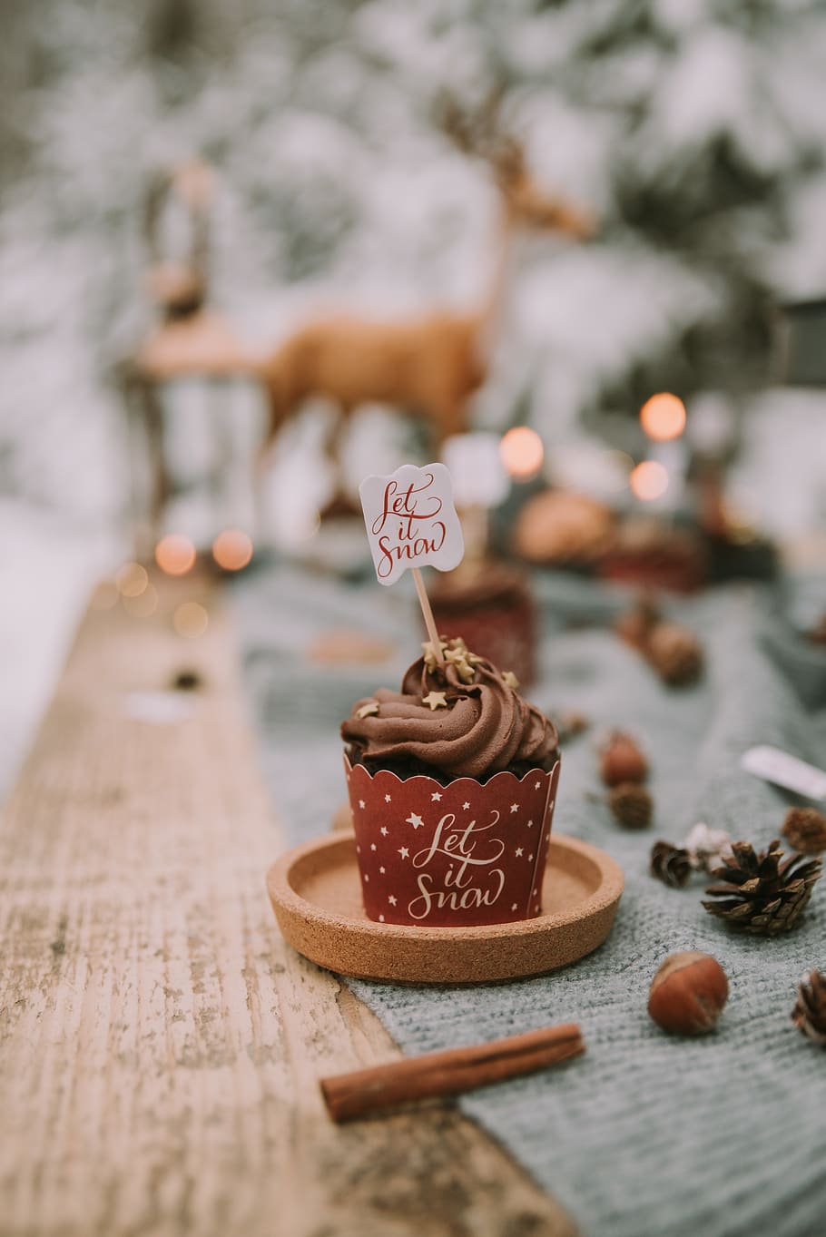 cupcake on desk, food and drink, table, indulgence, freshness HD wallpaper