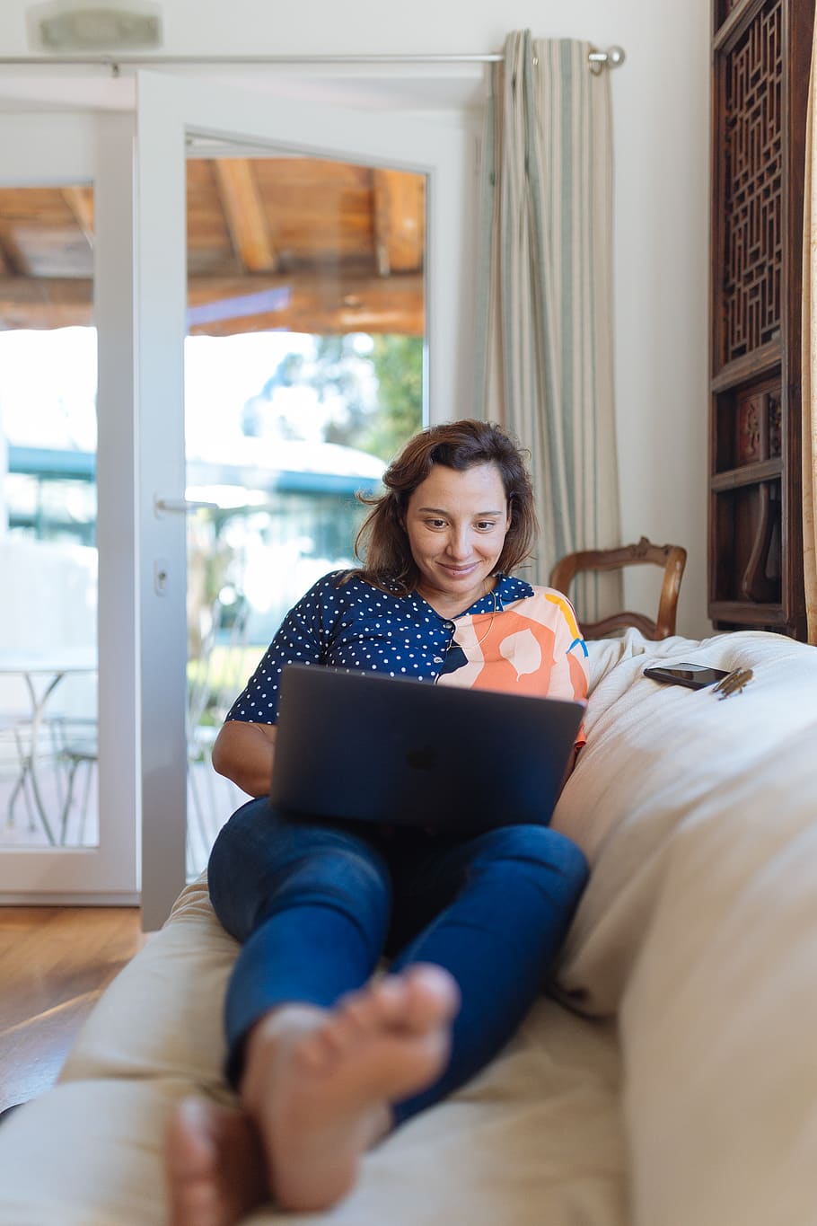 Woman Using Laptop Computer Reclining on Sofa, brunette, comfortable HD wallpaper