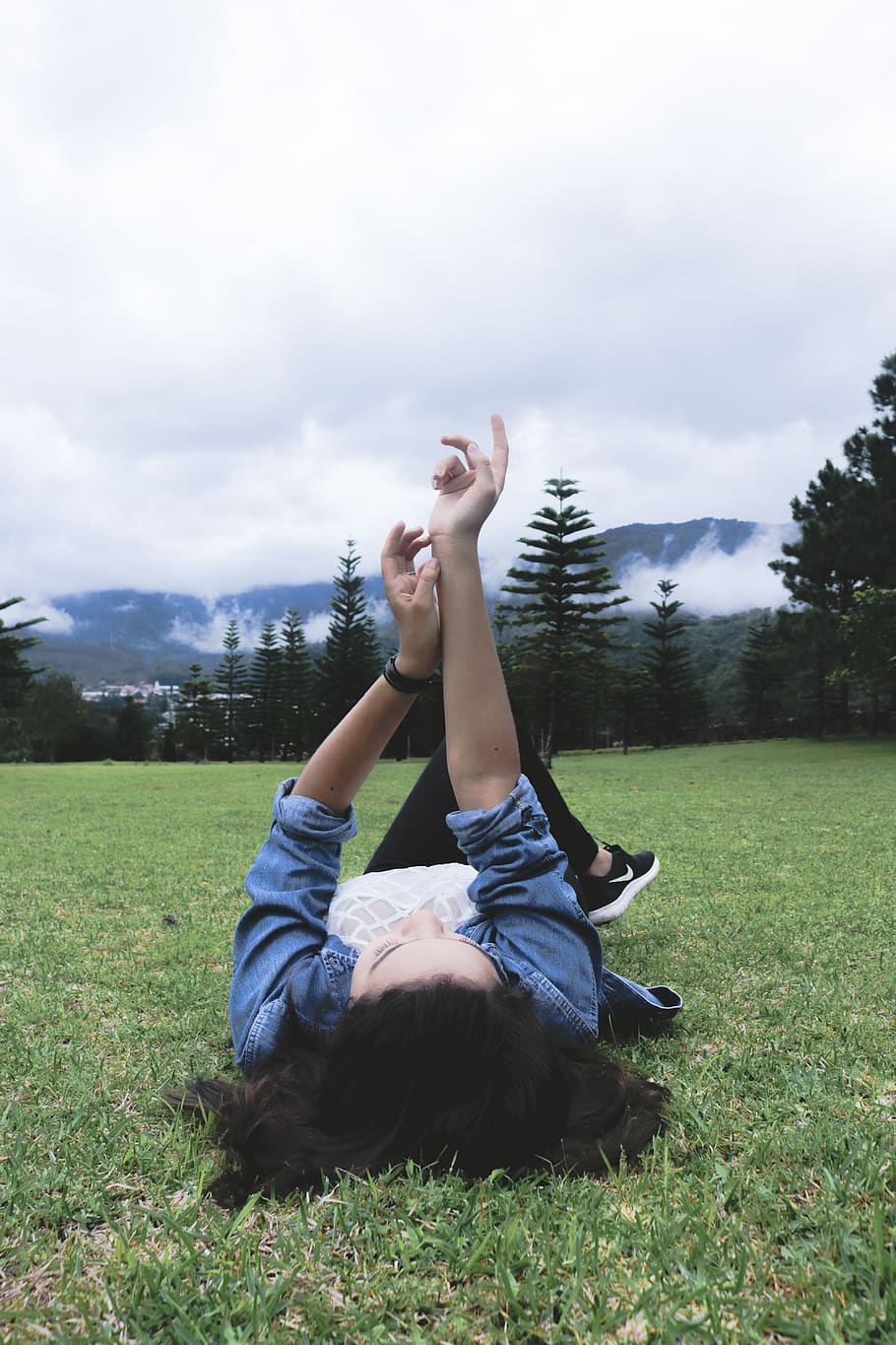 panama, boquete, hands, explore, create, mountains, green, trees HD wallpaper