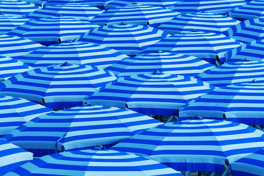 blue-and-white umbrellas, malta, għadira bay, mellieha, water, HD wallpaper