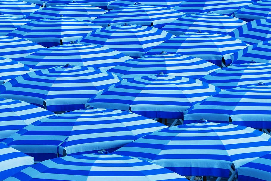 blue-and-white umbrellas, malta, għadira bay, mellieha, water HD wallpaper