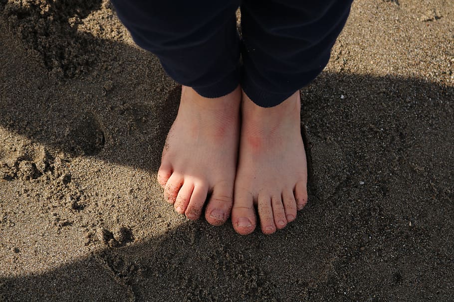 Пальцы босых ног. Барефут Сэнд. Фото пятки Исаевой. Traces of bare feet on the Sand.