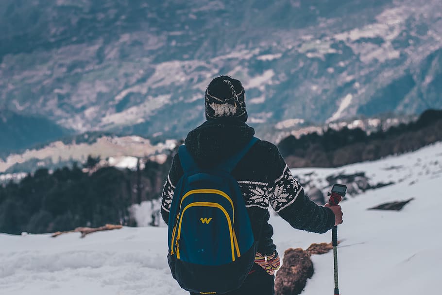 Man in Black and White Jacket and Blue Backpack Doing Snow Ski HD wallpaper