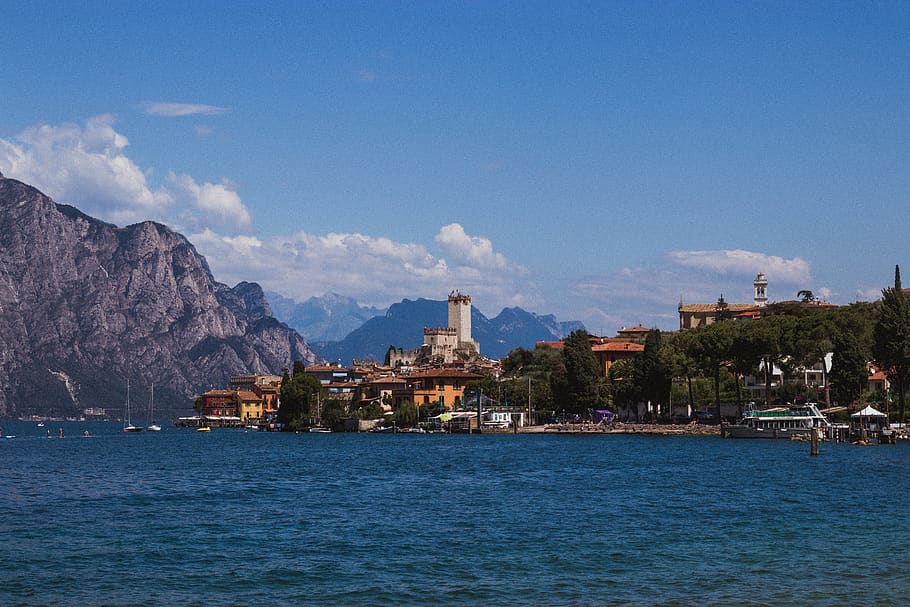 Concrete Buildings Beside Blue Body of Water Under Blue Sky, architecture HD wallpaper