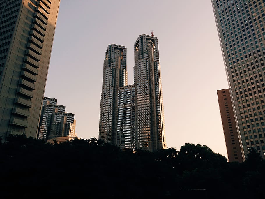 gray concrete building under gray sky, office building, high rise HD wallpaper
