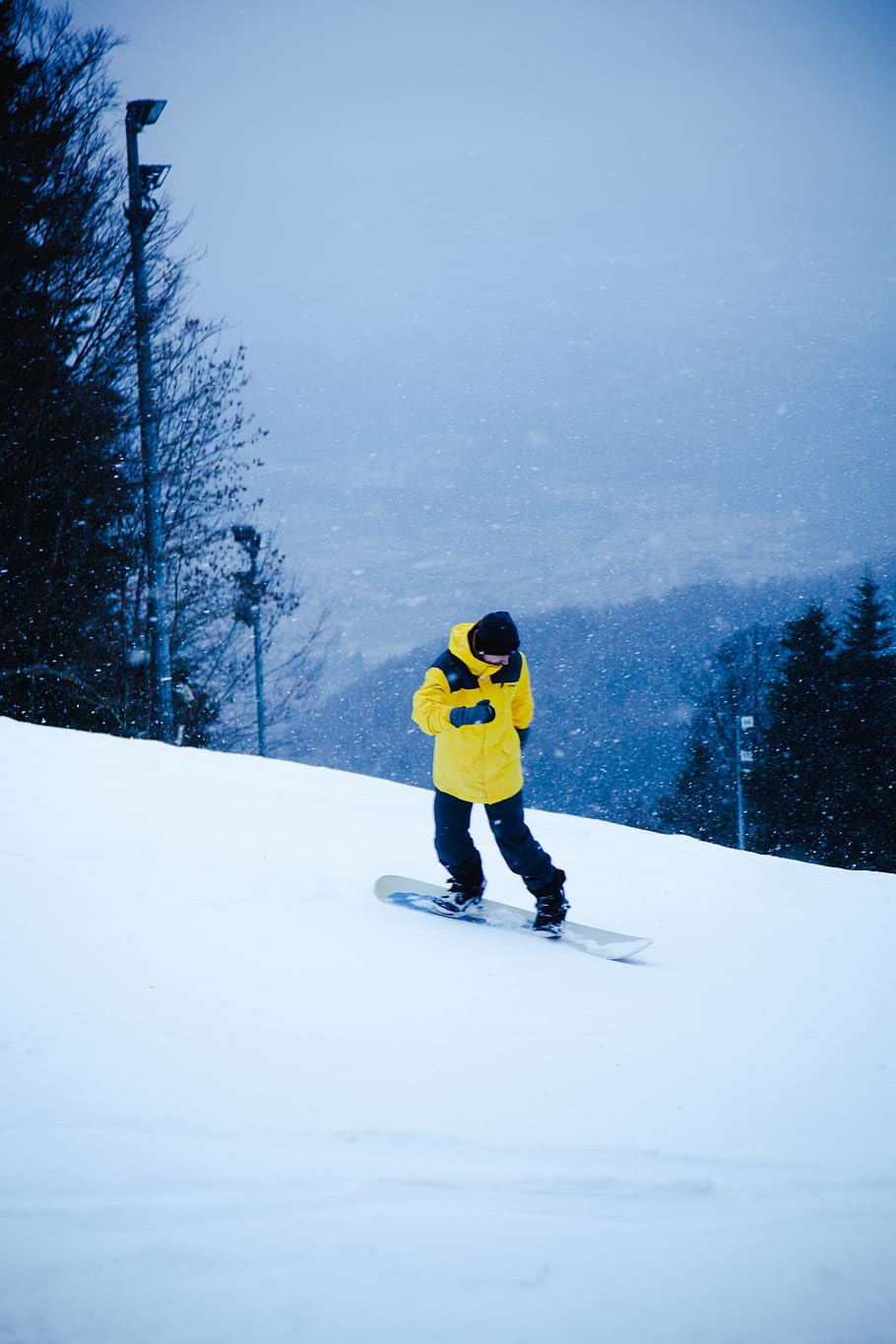 snow, winter, cold, snowboard, person, snowboarding, blue, yellow HD wallpaper