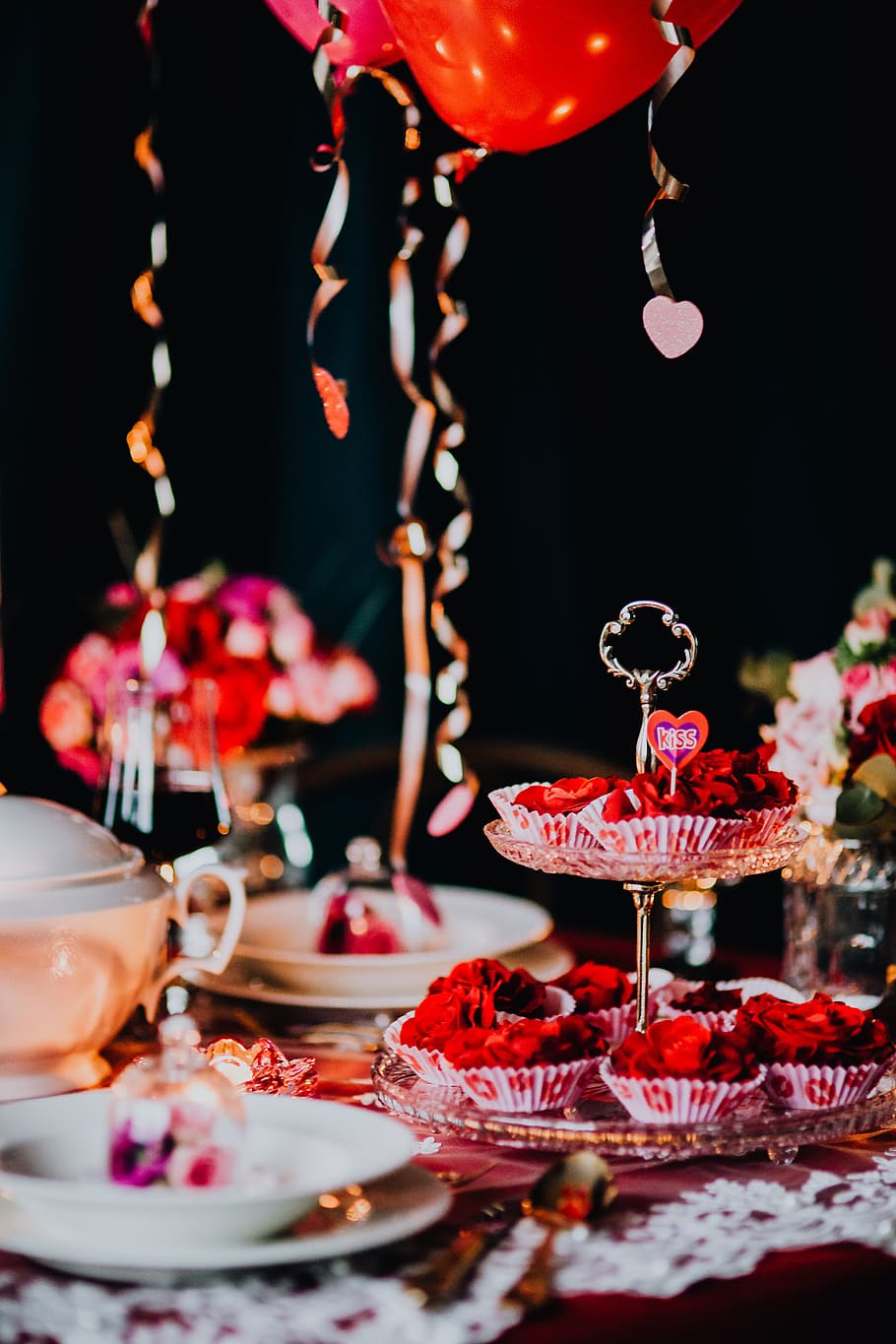 Table Decorations & Flowers for Valentine, love, romantic, HD wallpaper