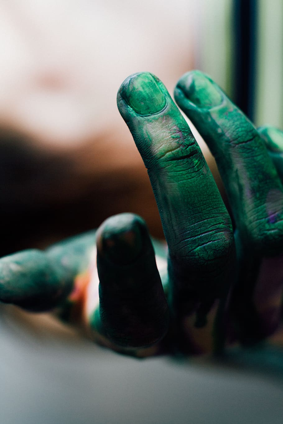 human hand with green paint, finger, sphere, manos con pintura, HD wallpaper