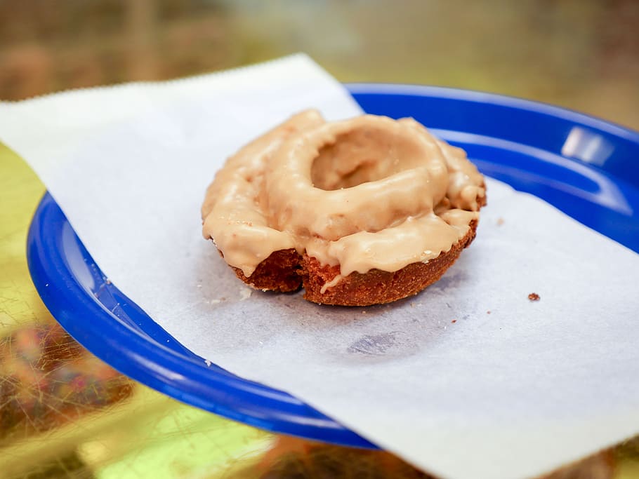 A maple cake donut sitting on a blue plate., bakery, breakfast, HD wallpaper