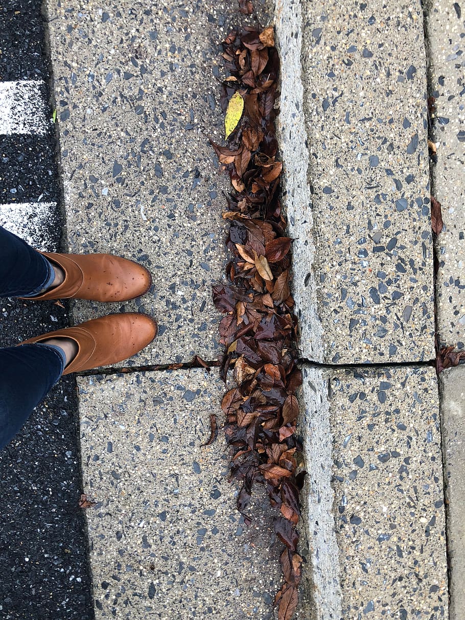 Stepped fall. Асфальтные ботинки. Обувь на дороге. Дороги туфли. Девушка брюнетка тропинки дорога туфли в руках.