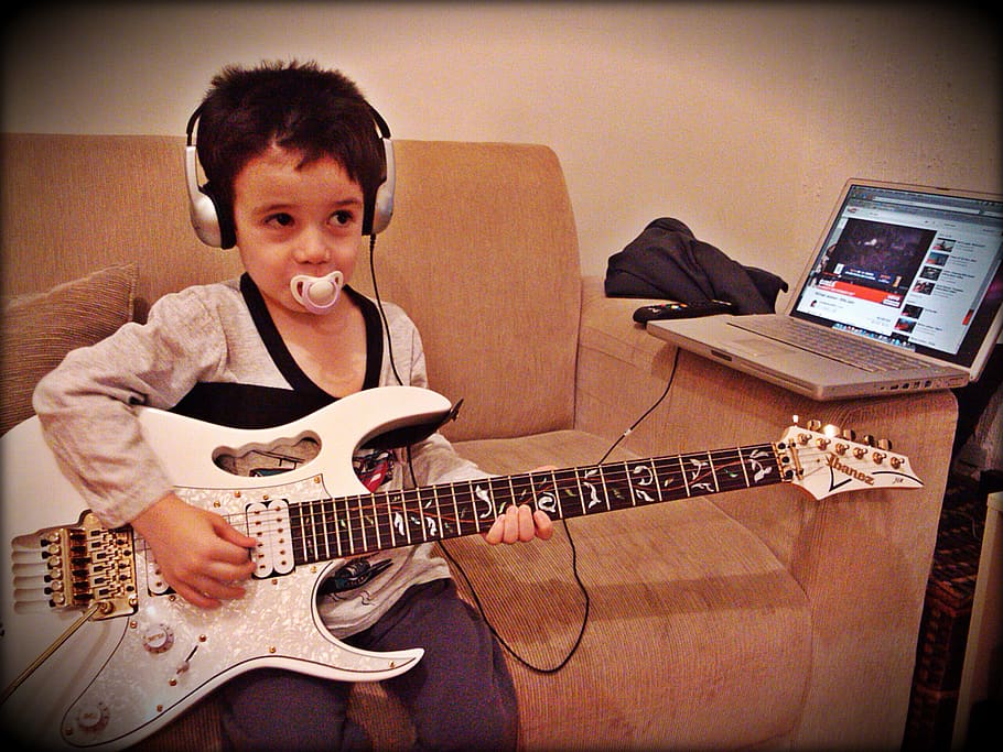 Хана песня как дитя. Маленький мальчик с гитарой. Мелкая с гитарой на гитаре. Маленькие гитары фото. Playing on the Guitar Ibanez 170.