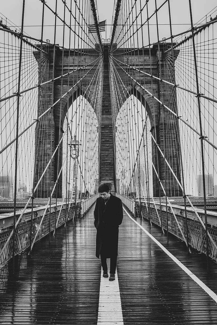 man standing on Brooklyn Bridge, building, person, human, clothing HD wallpaper