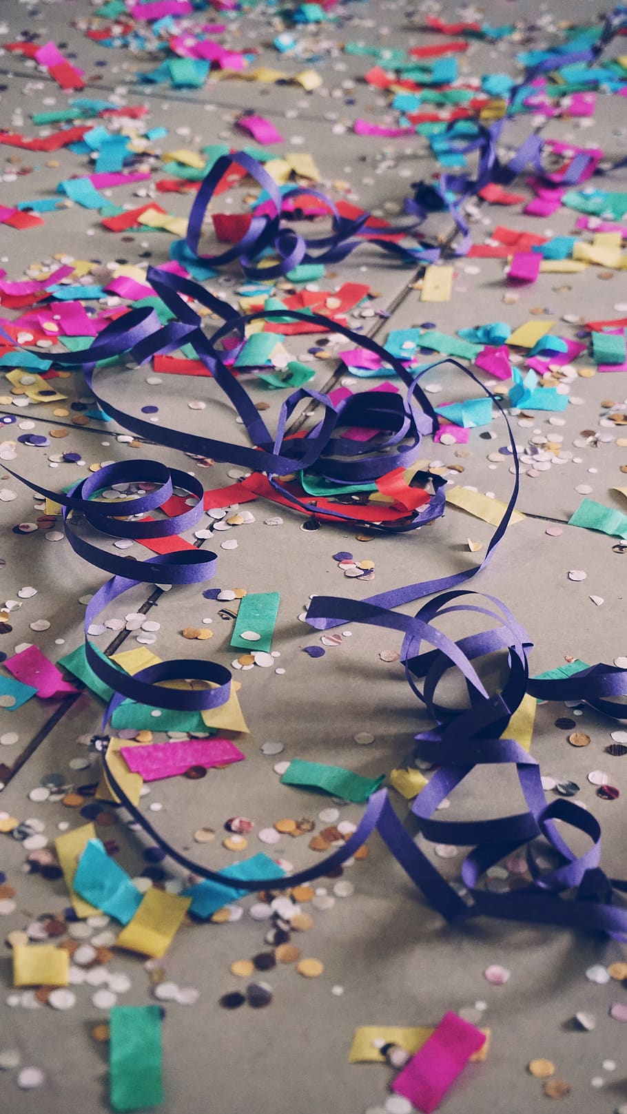 ribbons and confetti on floor\, paper, party, happy, carnaval, HD wallpaper