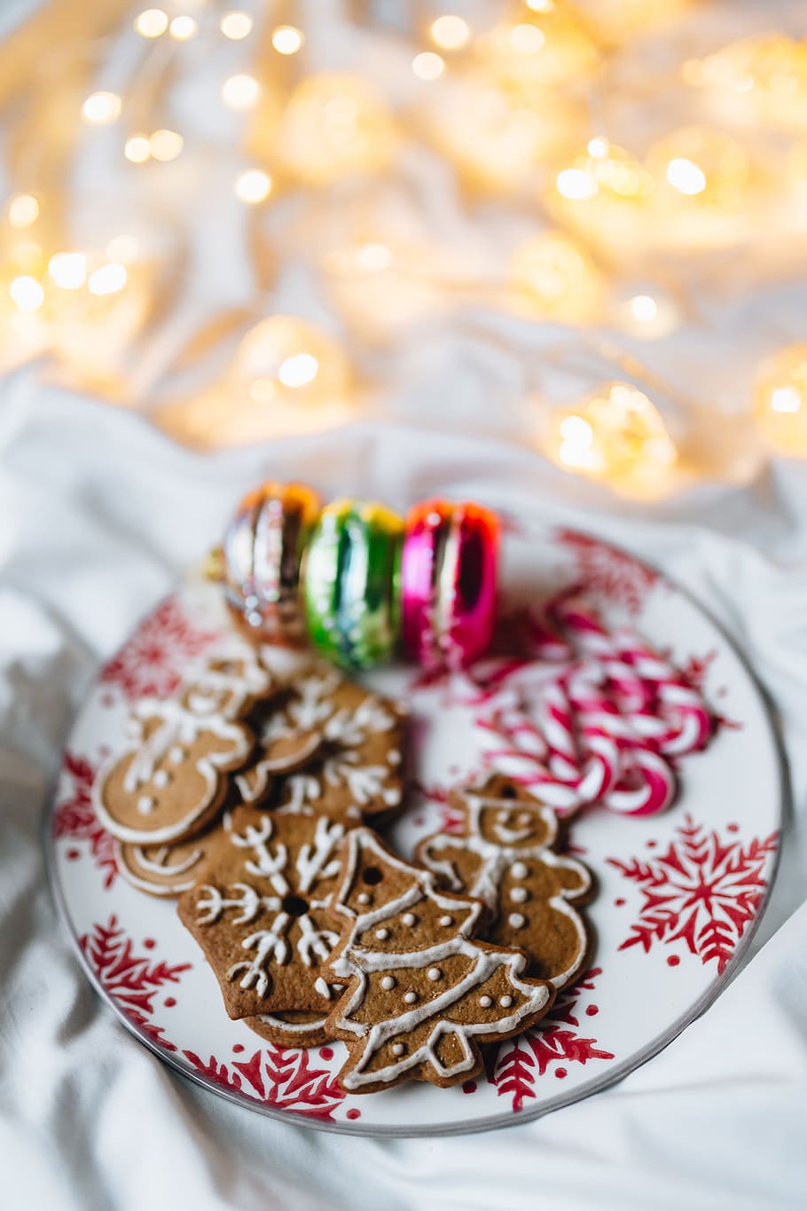 Christmas ornament cookies, sweet, holiday, gingerbread, dessert HD wallpaper