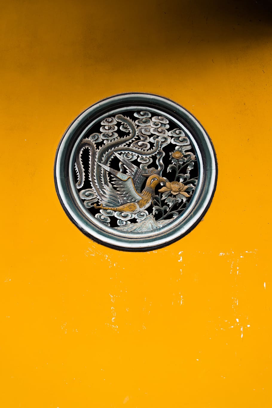 round brown and gray plate, yellow, studio shot, colored background HD wallpaper