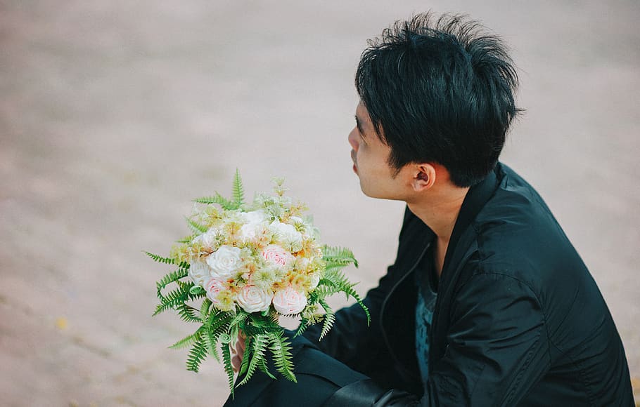 Person Holding Bouquet of Roses, close-up, daylight, daytime HD wallpaper