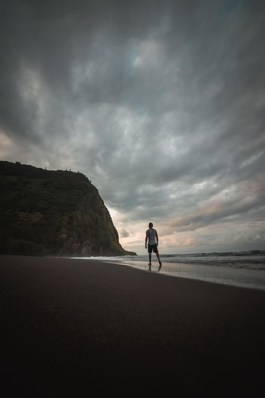 man standing shore, united states, waipio valley, ocean, water HD wallpaper