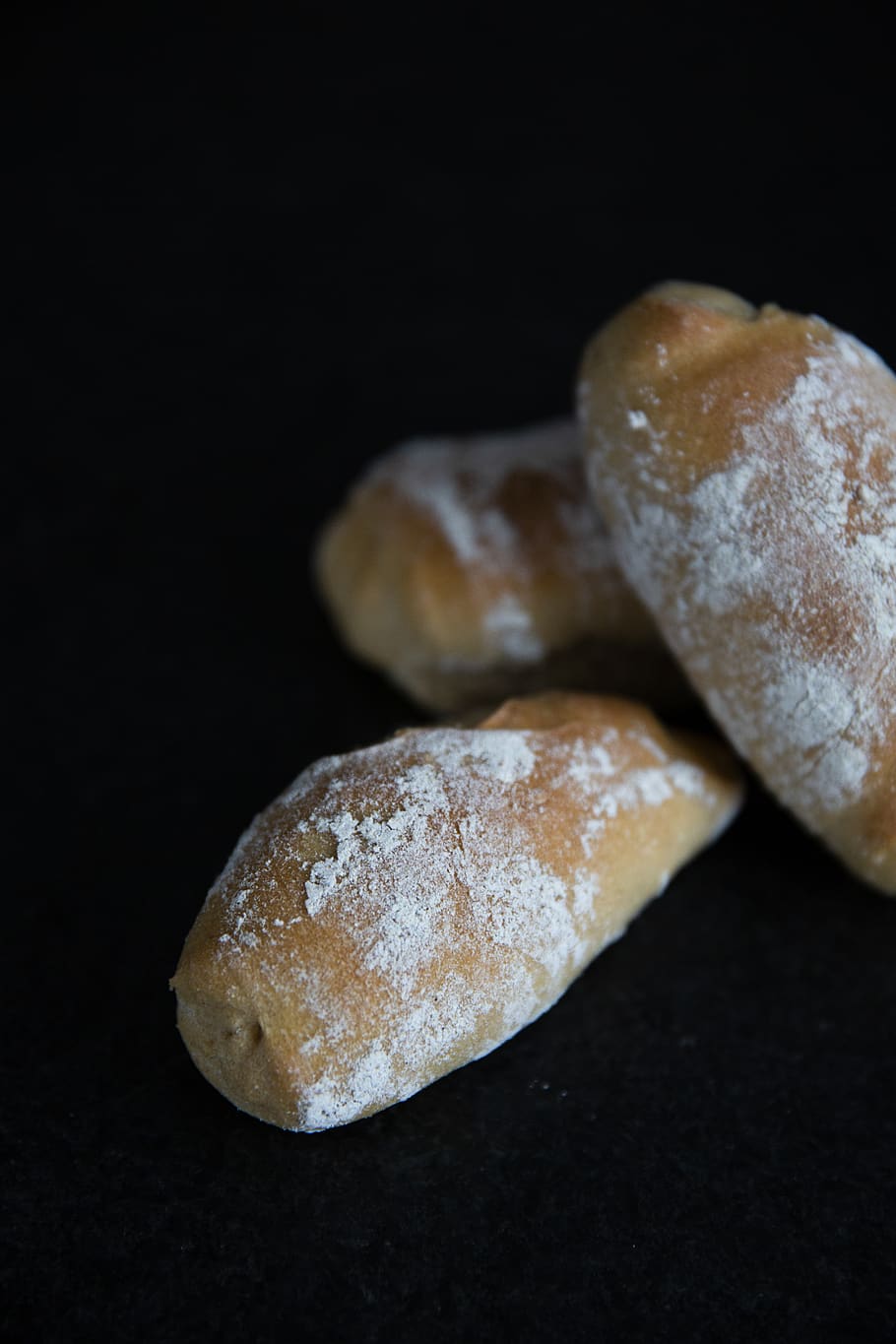 bread with confection sugar, black background, close-up, food HD wallpaper