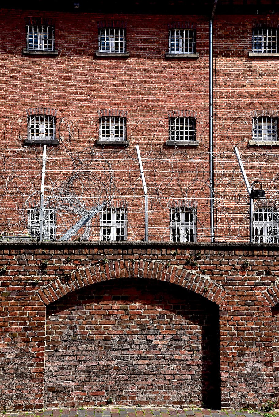 prison, barbed wire, oldenburg, bricks, architecture, built structure, HD wallpaper