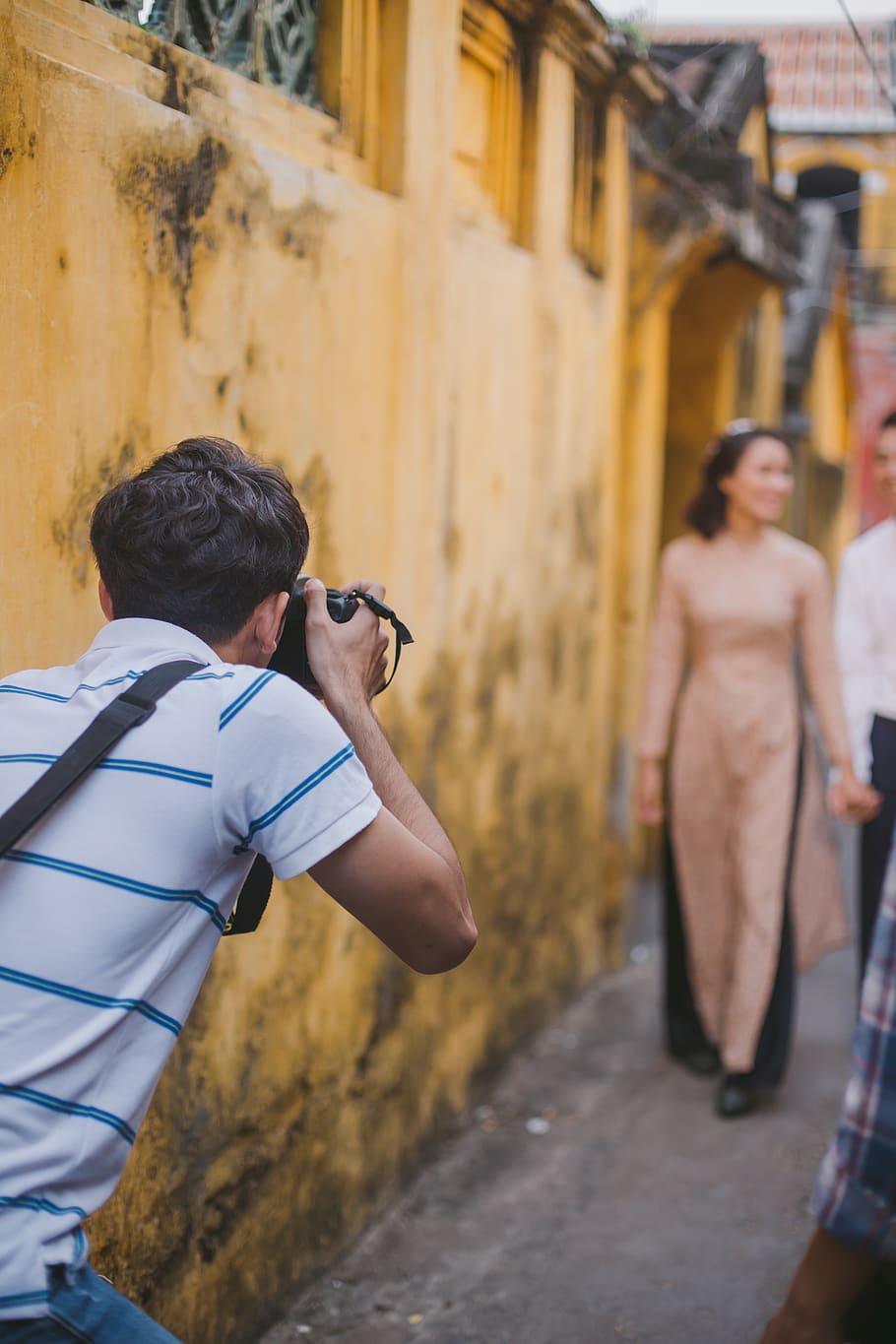Man Holding Camera Outdoor, real people, men, rear view, lifestyles HD wallpaper