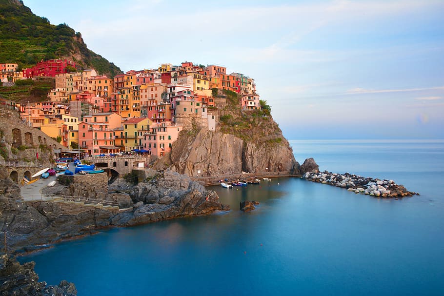 Multicolored Buildings on Mountain, architecture, bay, cliffs HD wallpaper