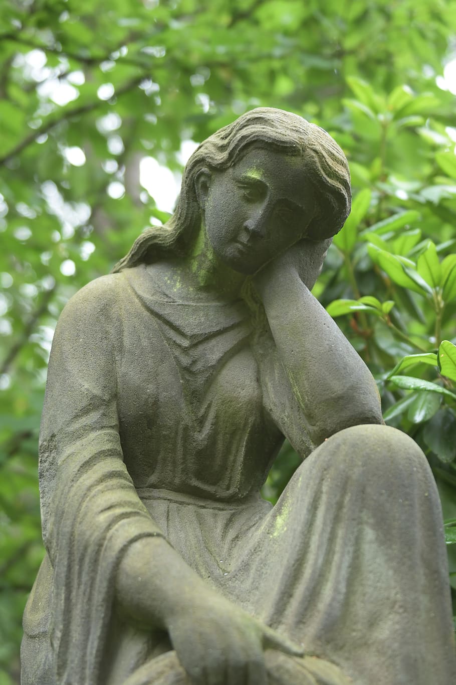 Tomb grave. Sculpture Grave. Эстония скульптура женщина из земли.