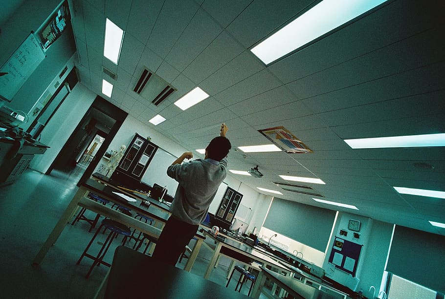 man standing while pointing on ceiling in white room, cafe, restaurant HD wallpaper