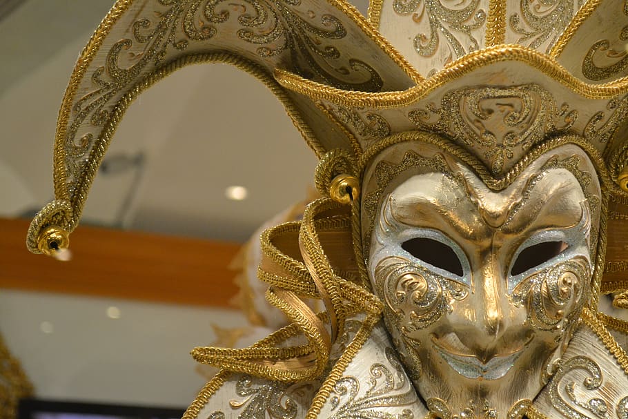 A gold jester statue., mask, object, celebration, asian, religion HD wallpaper