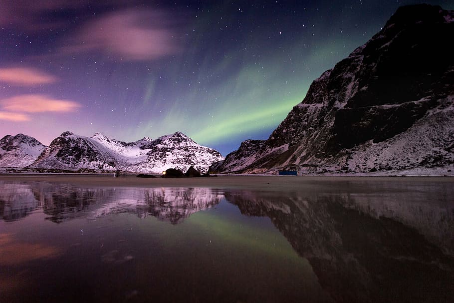 lake beside mountain covered with snow under aurora borealis HD wallpaper