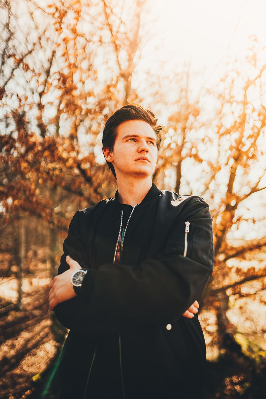 man crossing both arms while looking on his left, human, person HD wallpaper