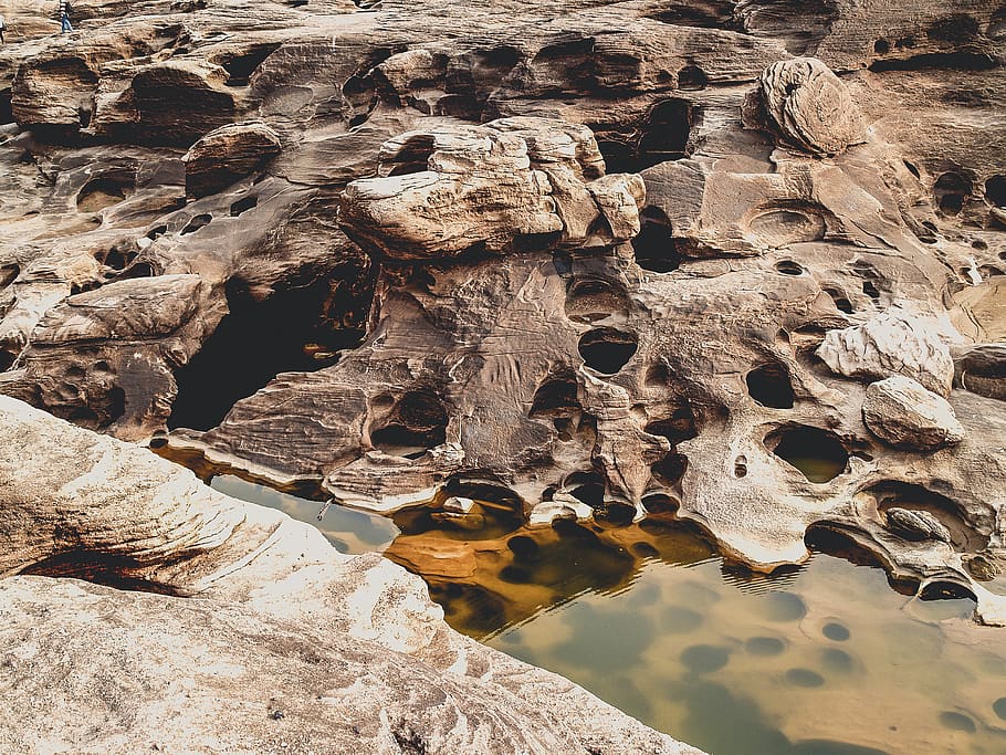 Close-up Photo of Brown rocks Beside Body of Water, background HD wallpaper