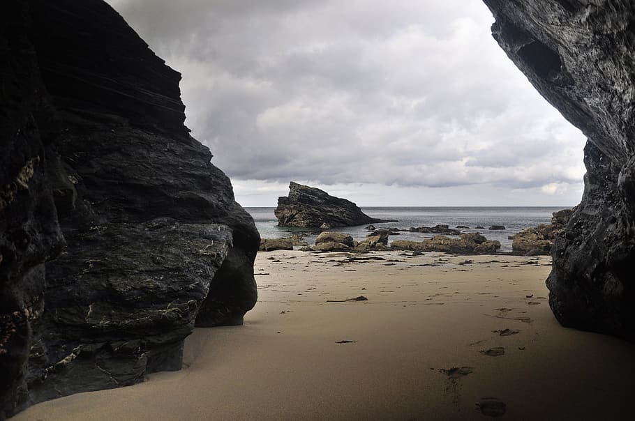 Gray rock. Серая скала. Бухта Геология. Ocean Coast down.