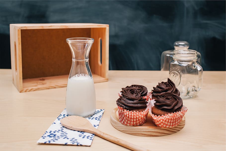cupcakes, icing, dessert, sweets, treats, milk, glass, jar HD wallpaper